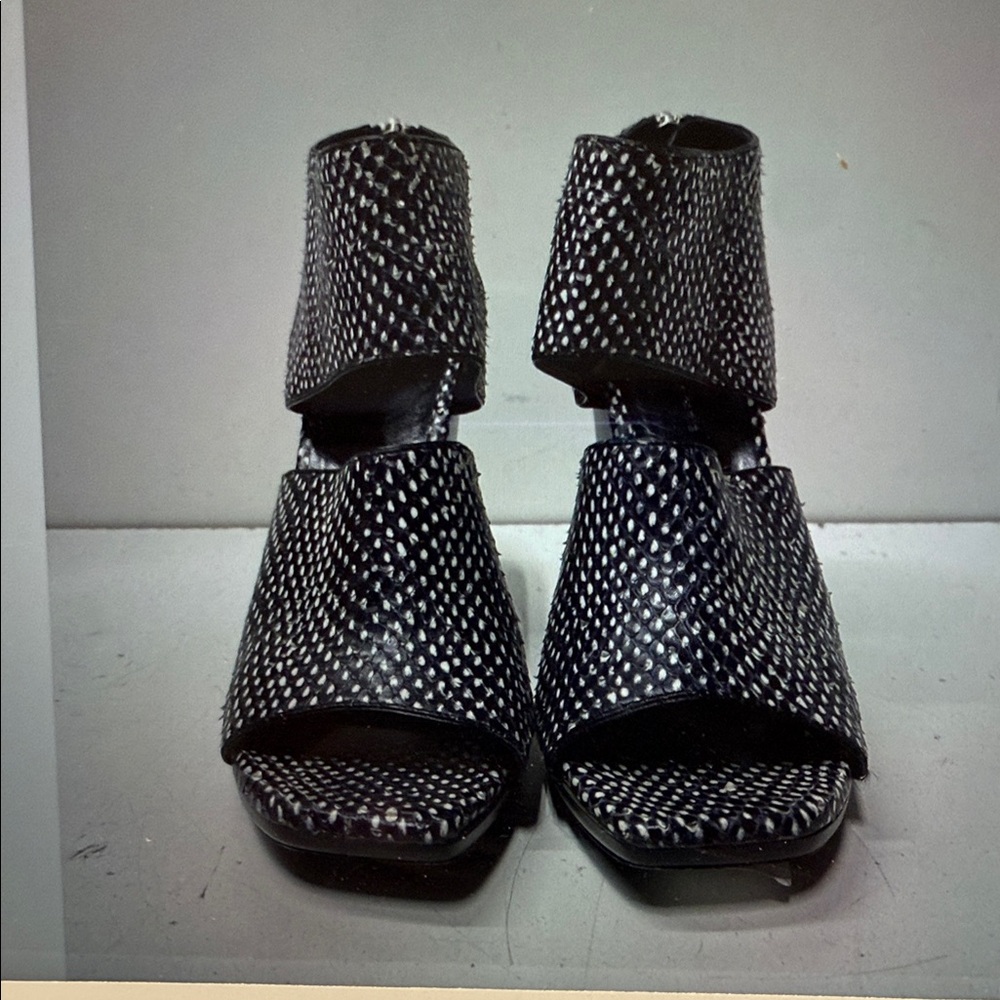 Balenciaga Black Heeled Ankle Boots with Textured Design - Picture 3 of 11